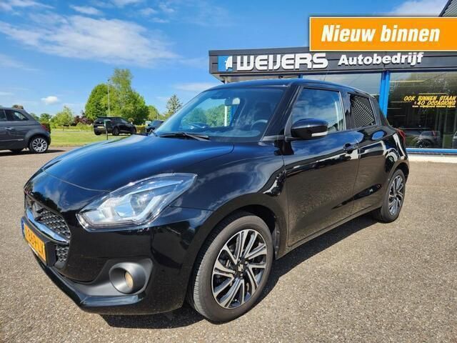 Zwart, metallic lak Gebruikt 2024 Suzuki Swift Style Hatchback | € 19.900 (Eerlijke prijs) - Afbeelding 1/3