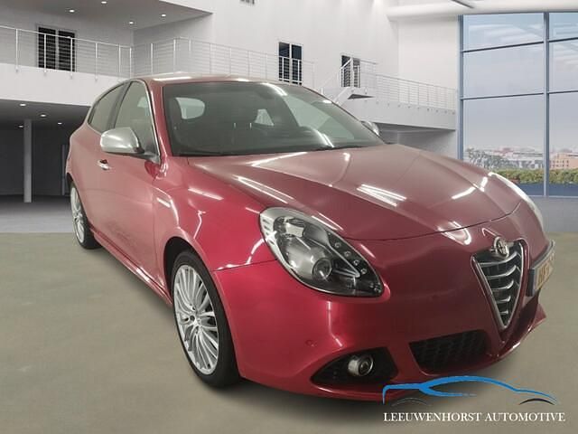 Rood Gebruikt 2015 Alfa Romeo Giulietta Exclusive Hatchback | € 12.950 (Eerlijke prijs) - Afbeelding 1/4