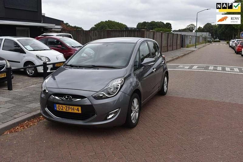 Grijs Gebruikt 2013 Hyundai ix20 MPV | € 7.350 (Eerlijke prijs) - Afbeelding 1/4