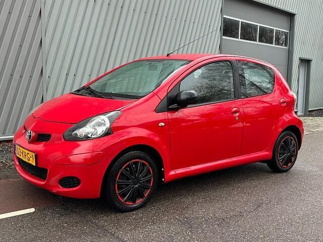 Rood Occasion 2010 Toyota Aygo Comfort Hatchback | € 3.990 (Eerlijke prijs) - Afbeelding 1/4