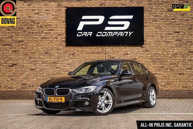 Zwart Gebruikt 2018 BMW 318 M Sport Sedan | € 19.950 (Eerlijke prijs) - Afbeelding 1/4