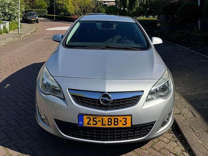 Zilver Gebruikt 2010 Opel Astra Edition MPV | € 8.400 (Iets duurder) - Afbeelding 1/4