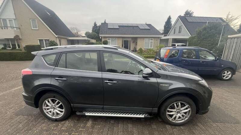 Grijs Gebruikt 2017 Toyota RAV4 Hybrid SUV | € 22.950 (Iets duurder) - Afbeelding 1/4