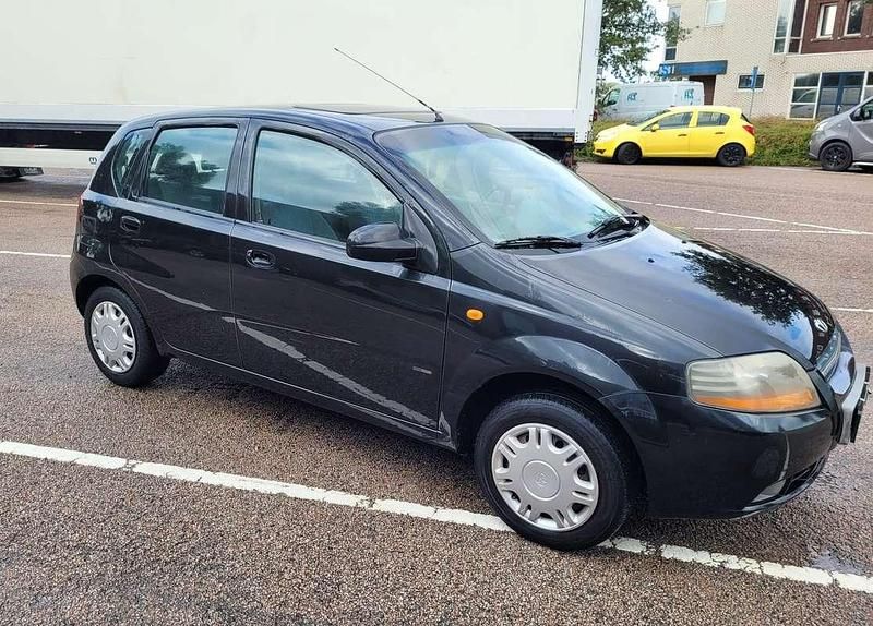 Zwart Gebruikt 2004 Chevrolet Kalos Hatchback | € 750 (Eerlijke prijs) - Afbeelding 1/4