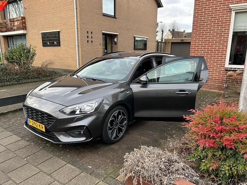 Grijs (metallic) Occasion 2019 Ford Focus Business Edition Stationwagen | € 13.950 (Super prijs) - Afbeelding 1/4