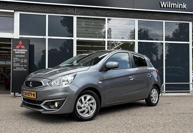 Titanium grey (grijs metallic) Gebruikt 2018 Mitsubishi Space Star Hatchback | € 10.895 (Goede deal) - Afbeelding 1/4