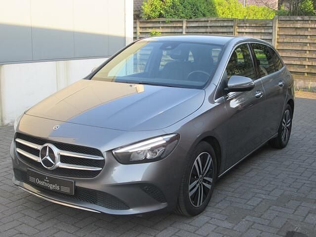 Grijs Gebruikt 2019 Mercedes 200 Hatchback | € 21.950 (Eerlijke prijs) - Afbeelding 1/4