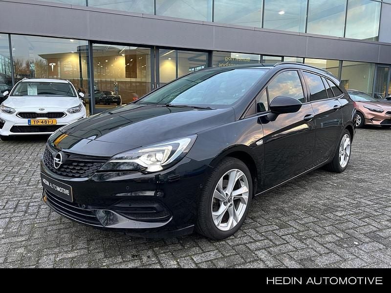 Zwart Gebruikt 2021 Opel Astra Elegance Stationwagen | € 16.945 (Eerlijke prijs) - Afbeelding 1/4
