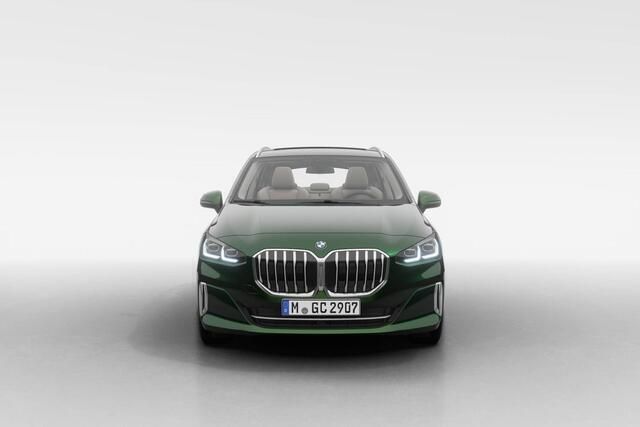 Nieuw BMW 218 Luxury Line 136 PK (100 kW) 2025 Sanremo grun metallic (groen metallic) Stationwagen