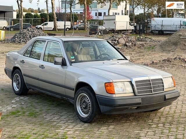 Beige Gebruikt 1986 Mercedes E230 Sedan | € 2.749 - Afbeelding 1/4