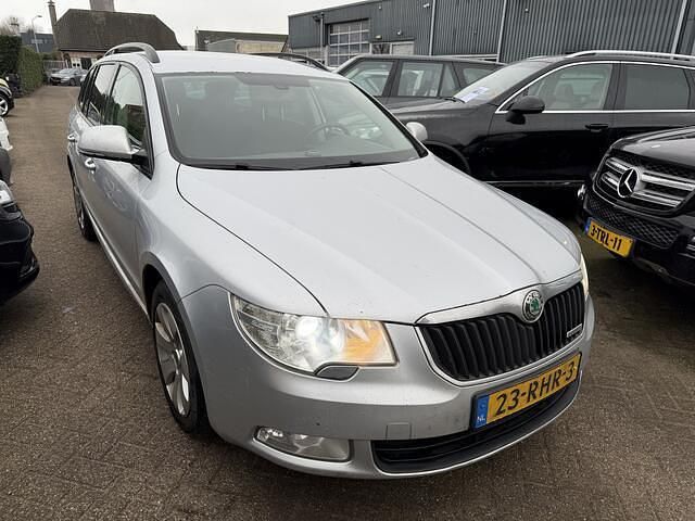 Grijs Occasion 2011 Skoda Superb Business Line Stationwagen | € 3.250 (Eerlijke prijs) - Afbeelding 1/3