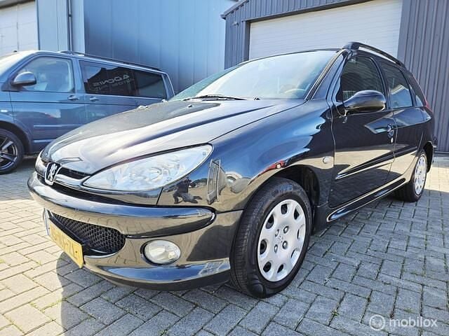 Zwart Gebruikt 2005 Peugeot 206 Stationwagen | € 999 (Eerlijke prijs) - Afbeelding 1/4