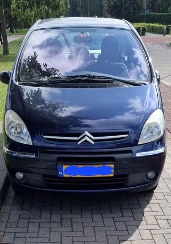 Blauw Occasion 2005 Citroën Xsara Picasso Exclusive MPV | € 2.750 (Iets duurder) - Afbeelding 1/4