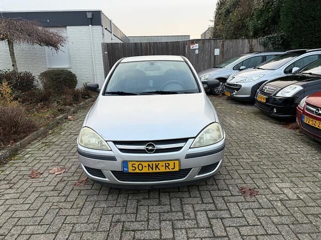 Grijs Gebruikt 2003 Opel Corsa Essentia Hatchback | € 950 (Eerlijke prijs) - Afbeelding 1/4