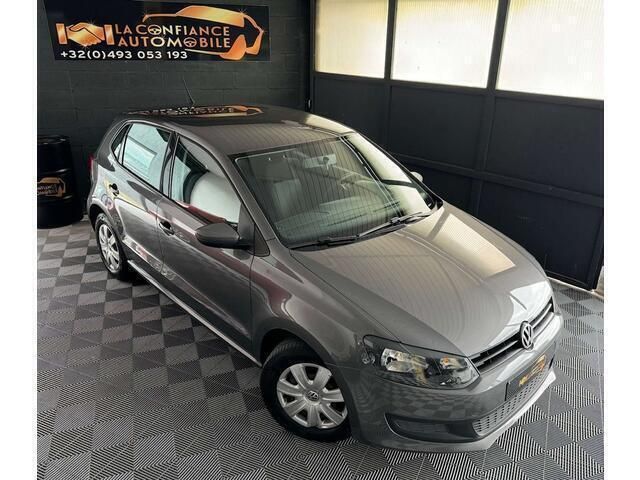 Grijs Gebruikt 2010 VW Polo Sedan | € 6.990 (Eerlijke prijs) - Afbeelding 1/4