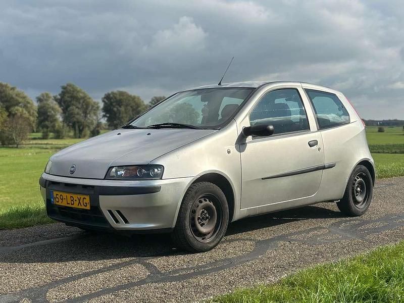 Grijs Gebruikt 2002 Fiat Punto Dynamic Hatchback | € 950 (Eerlijke prijs) - Afbeelding 1/4