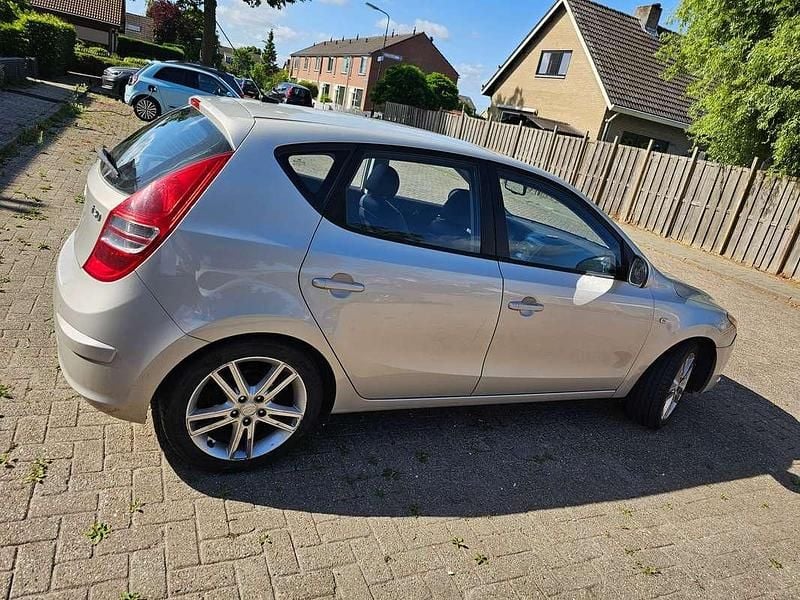 Beige Gebruikt 2008 Hyundai i30 MPV | € 3.500 (Eerlijke prijs) - Afbeelding 1/4