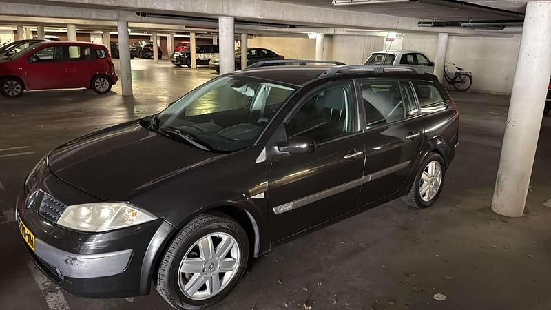 Zwart Occasion 2004 Renault Mégane GrandTour Stationwagen | € 1.450 (Eerlijke prijs) - Afbeelding 1/1