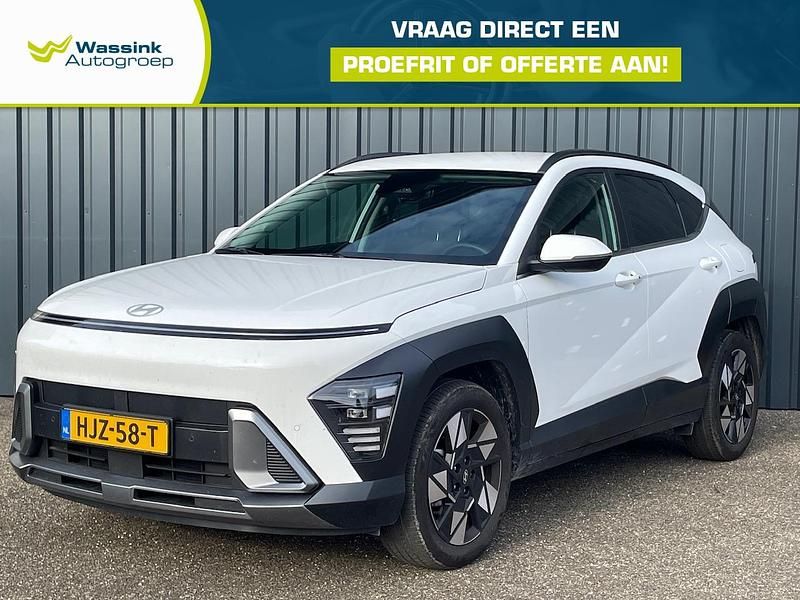 Wit Gebruikt 2025 Hyundai Kona Comfort SUV | € 31.441 (Eerlijke prijs) - Afbeelding 1/4