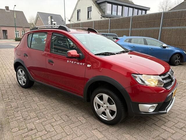 Occasion Dacia Sandero Lauréate 90 PK (66 kW) 2013 Rood Hatchback