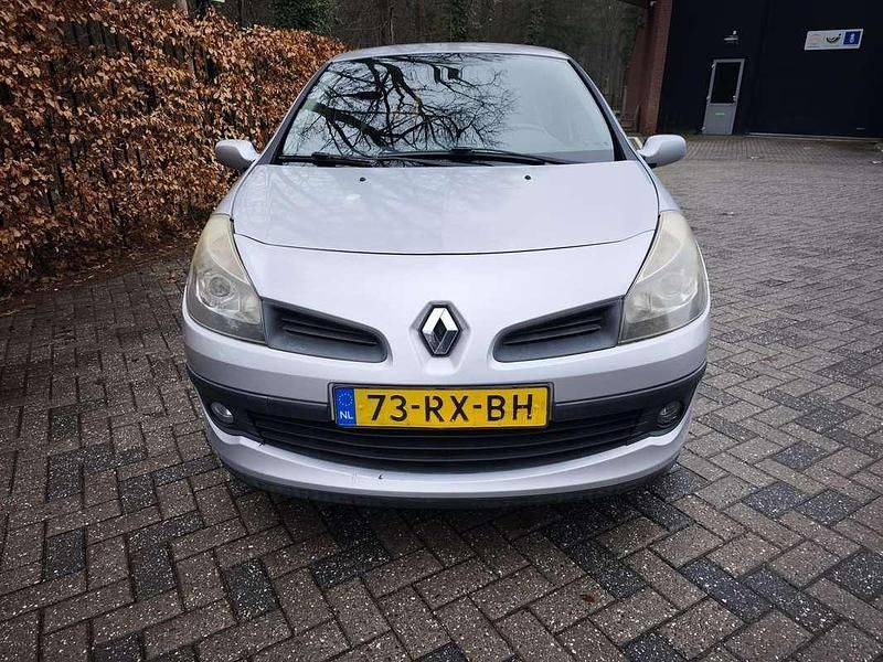 Occasion Renault Clio II 75 PK (55 kW) 2005 Grijs Hatchback