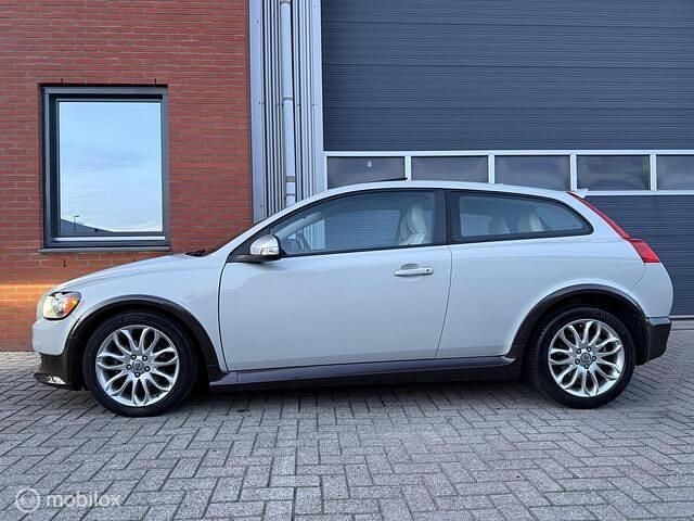 Wit Gebruikt 2009 Volvo C30 Hatchback | € 4.850 (Eerlijke prijs) - Afbeelding 1/4