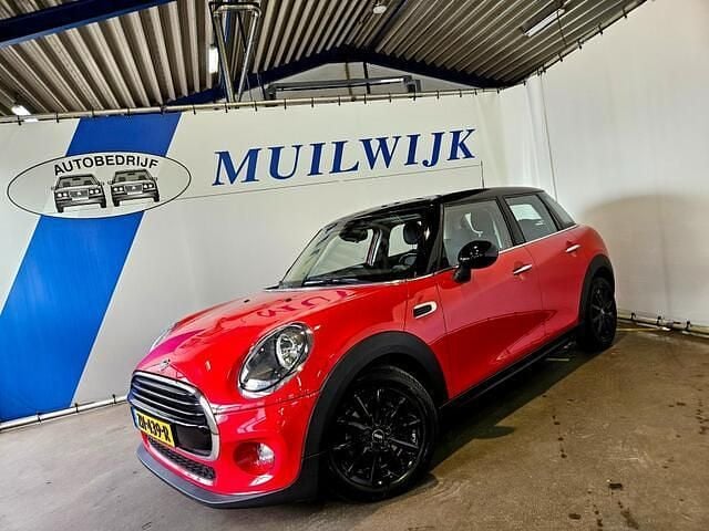 Rood, metallic lak Gebruikt 2019 Mini Cooper Business Hatchback | € 17.950 (Eerlijke prijs) - Afbeelding 1/4