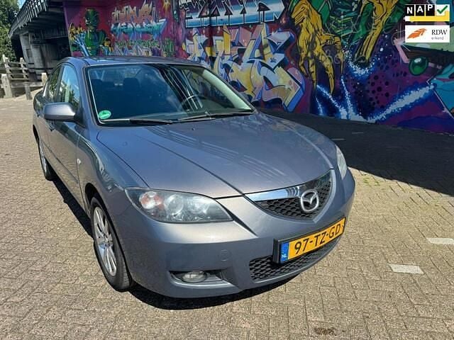 Grijs (metallic) Gebruikt 2007 Mazda 3 Inclusive Sedan | € 1.995 (Eerlijke prijs) - Afbeelding 1/4