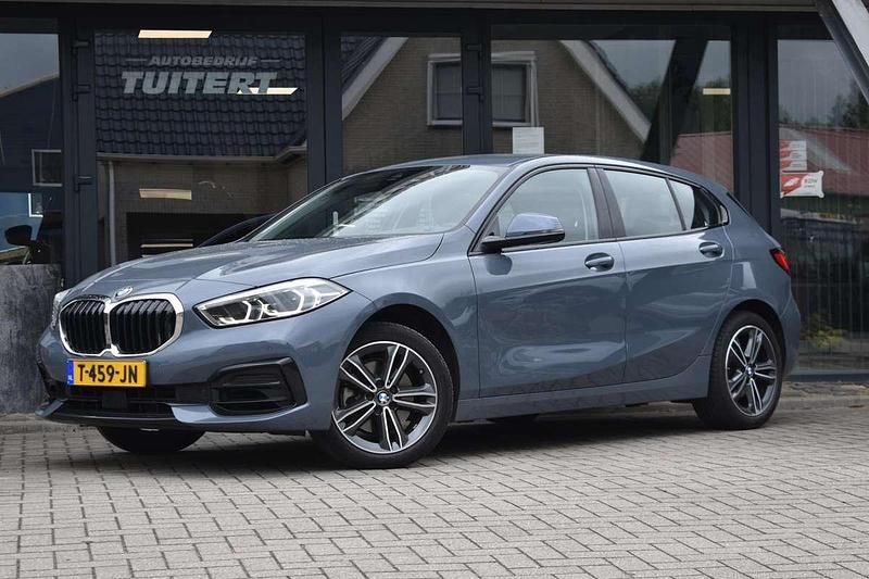 Grijs Gebruikt 2023 BMW 116 Sport Line Hatchback | € 25.745 (Iets duurder) - Afbeelding 1/4
