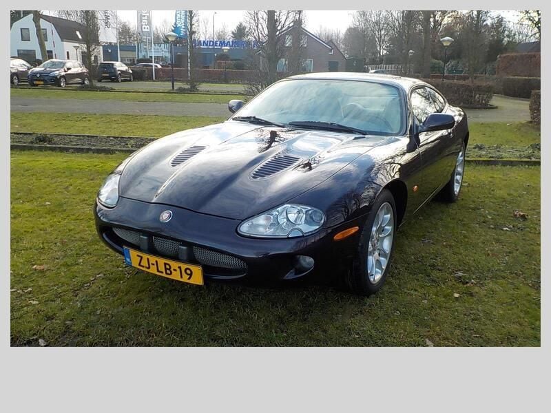 Paars, metallic lak Gebruikt 1999 Jaguar XKR Coupé | € 22.450 (Super prijs) - Afbeelding 1/4