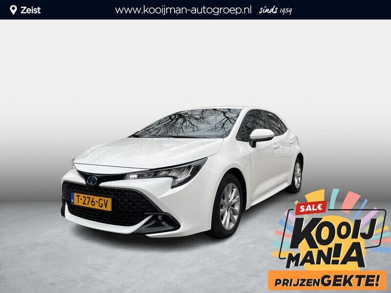 Pure white (licht wit) Gebruikt 2023 Toyota Corolla Hybrid Active Hatchback | € 25.950 (Eerlijke prijs) - Afbeelding 1/4