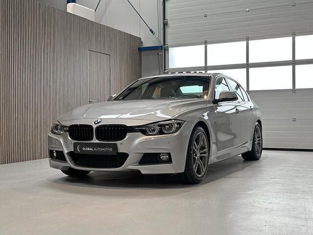 Grijs Gebruikt 2018 BMW 318 Executive Sedan | € 23.990 (Eerlijke prijs) - Afbeelding 1/4
