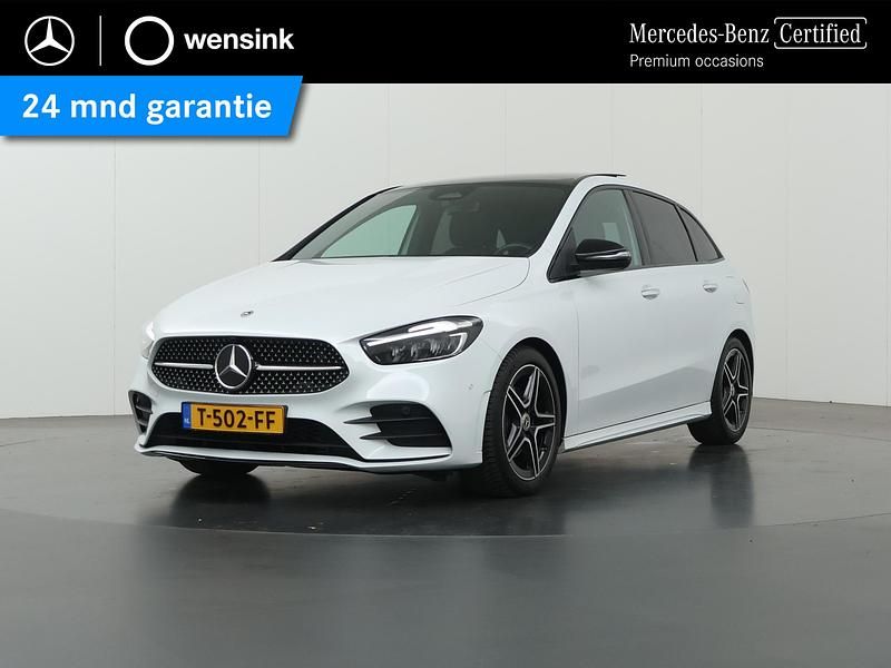 Wit Gebruikt 2023 Mercedes B180 AMG line MPV | € 36.850 (Eerlijke prijs) - Afbeelding 1/4