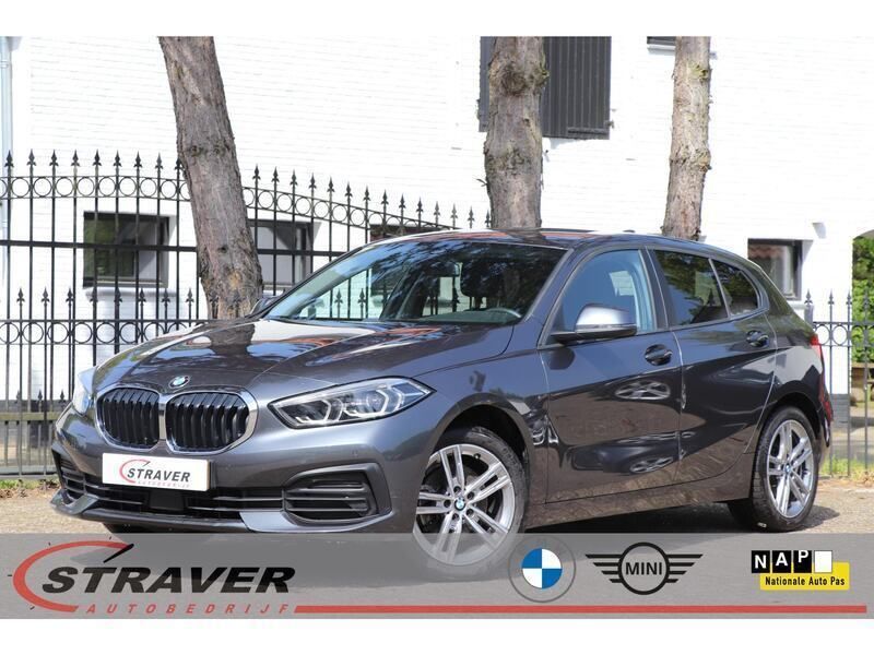 Grijs, metallic lak Gebruikt 2021 BMW 116 Executive Hatchback | € 19.950 (Eerlijke prijs) - Afbeelding 1/4