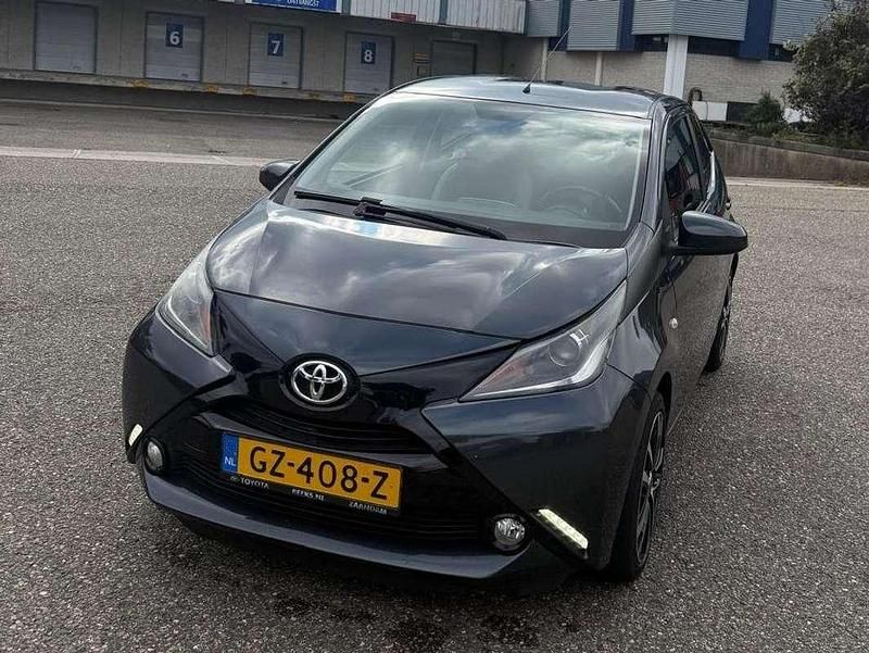 Gebruikt 2015 Toyota Aygo X-play Hatchback | € 6.400 (Eerlijke prijs) - Afbeelding 1/4
