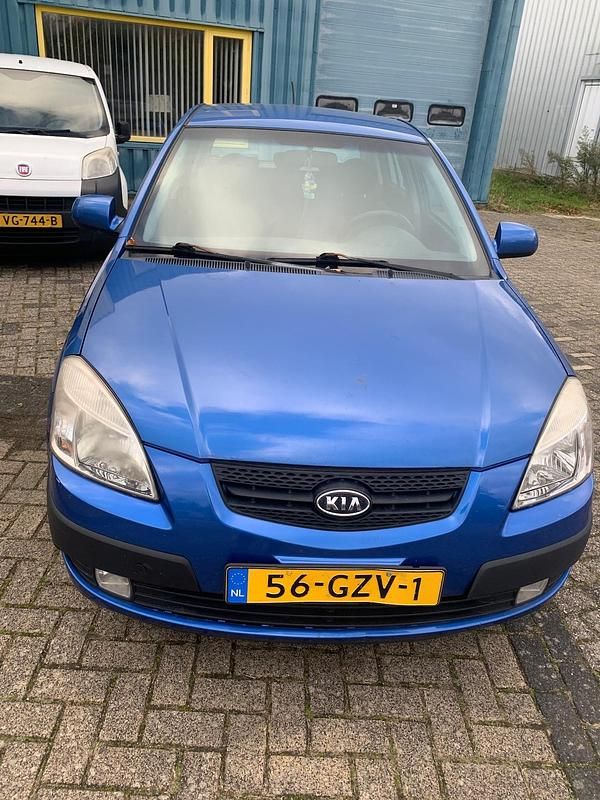 Blauw (metallic) Gebruikt 2008 Kia Rio Hatchback | € 1.149 - Afbeelding 1/4