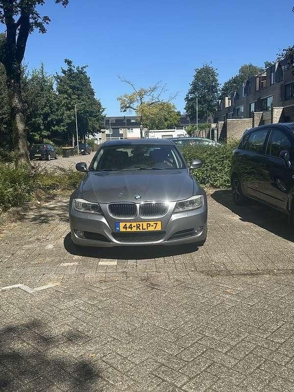 Grijs Gebruikt 2011 BMW 318 Stationwagen | € 4.500 (Eerlijke prijs) - Afbeelding 1/4