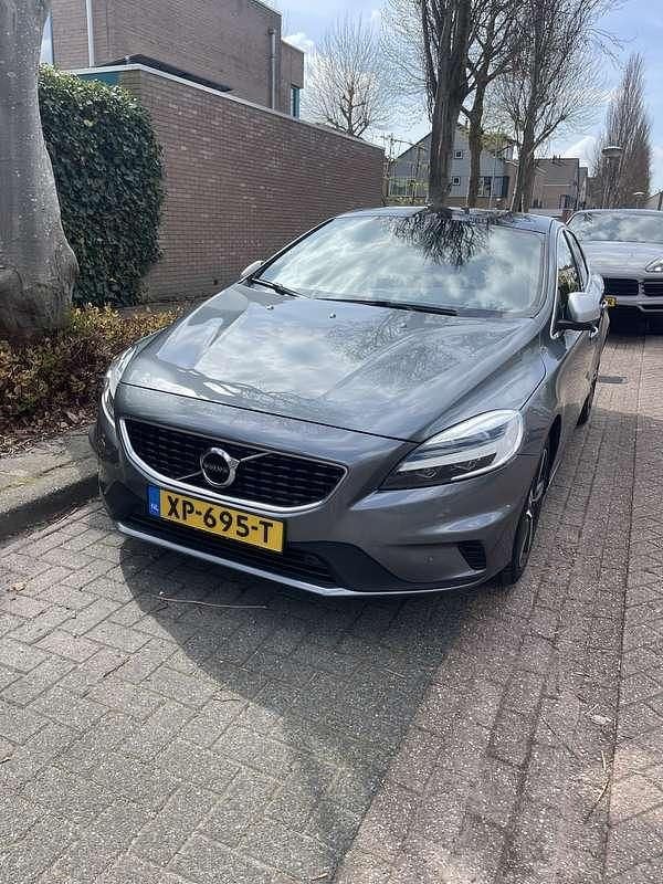Grijs Gebruikt 2019 Volvo V40 R-Design Stationwagen | € 14.500 (Goede deal) - Afbeelding 1/4