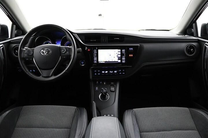Occasion Toyota Auris Hybrid Executive 136 PK (100 kW) 2018 Rood Hatchback