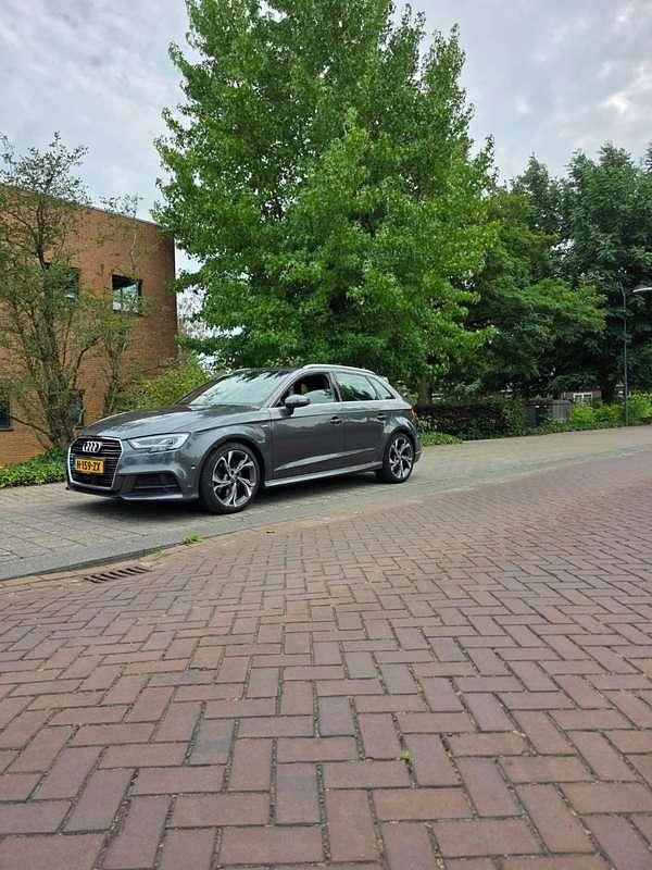 Grijs Gebruikt 2016 Audi A3 Design Hatchback | € 18.950 - Afbeelding 1/4