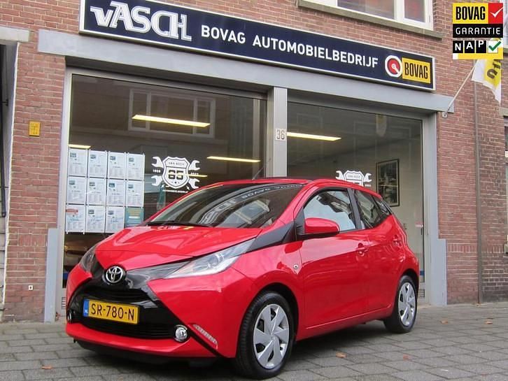 Rood Gebruikt 2018 Toyota Aygo X-wave Hatchback | € 8.950 (Eerlijke prijs) - Afbeelding 1/4
