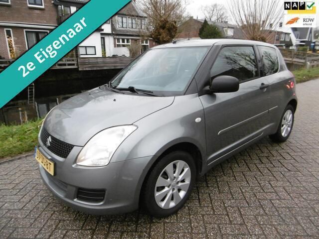 Grijs, metallic lak Gebruikt 2008 Suzuki Swift Hatchback | € 2.795 (Eerlijke prijs) - Afbeelding 1/4