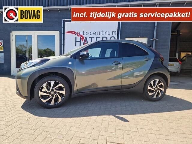 Groen Gebruikt 2023 Toyota Aygo BlackLine Hatchback | € 18.250 (Eerlijke prijs) - Afbeelding 1/4