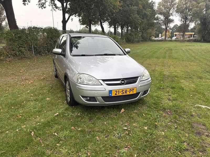 Grijs Gebruikt 2006 Opel Corsa Hatchback | € 2.100 (Eerlijke prijs) - Afbeelding 1/4