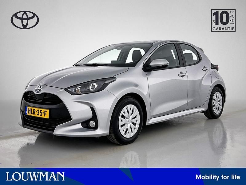 Grijs Gebruikt 2024 Toyota Yaris Hybrid Active Hatchback | € 22.375 (Goede deal) - Afbeelding 1/3