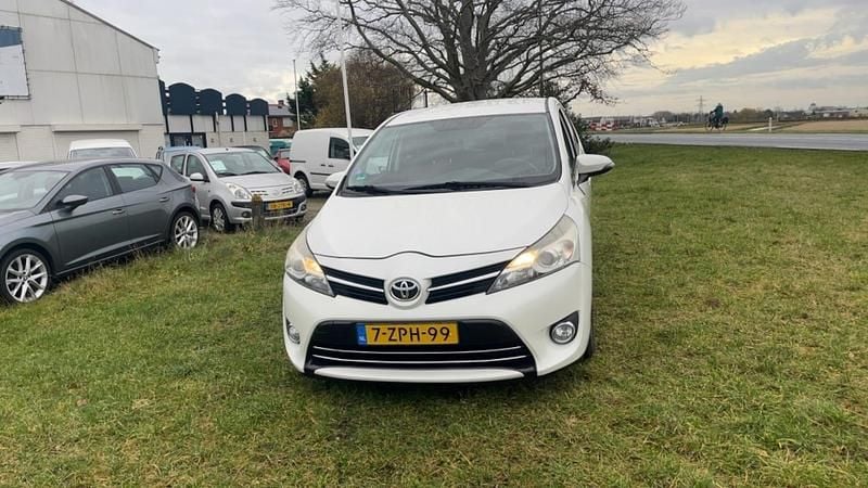 Wit Occasion 2014 Toyota Verso MPV | € 9.995 - Afbeelding 1/4