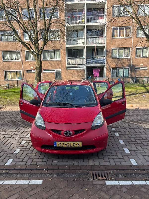 Rood Gebruikt 2008 Toyota Aygo Hatchback | € 1.600 (Goede deal) - Afbeelding 1/4