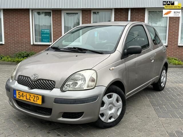 Grijs Gebruikt 2003 Toyota Yaris Terra Hatchback | € 1.250 (Goede deal) - Afbeelding 1/4