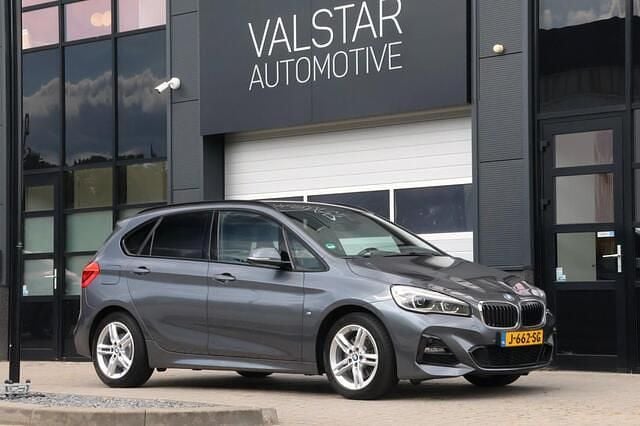 Grijs Gebruikt 2020 BMW 220 Sport Line Stationwagen | € 24.950 (Eerlijke prijs) - Afbeelding 1/4