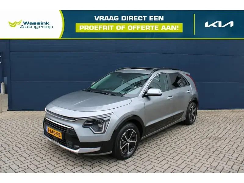 Steel gray (grijs metallic) Gebruikt 2024 Kia Niro SUV | € 34.785 (Goede deal) - Afbeelding 1/4